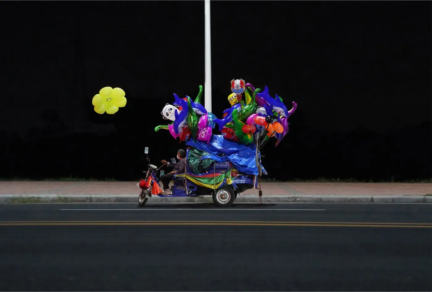 The Balloon Seller, 2023 ©Yan Jiacheng